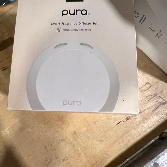 Pura 4 Smart Fragrance Diffuser Set includes 2 refills - Picture 3 of 4